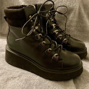 Like New- Women’s Rocket Dog - Handle Platform Hiker Boots - Black, Size 10